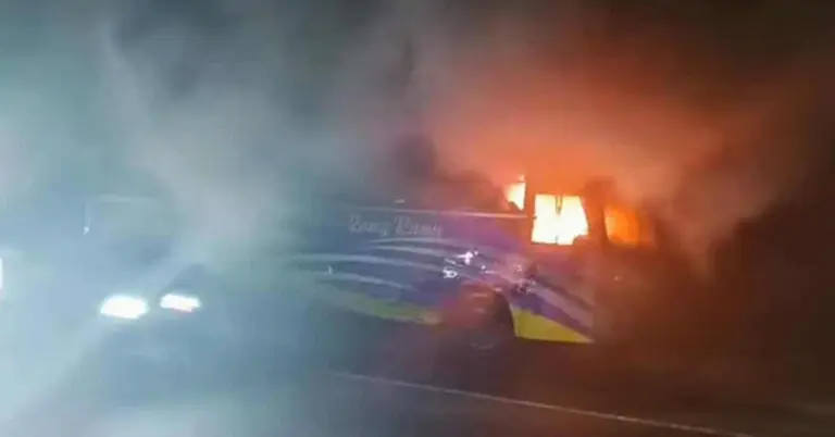 বাসে আগুন